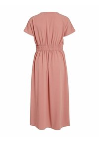 Robe midi rose poudré avec manches courtes et taille élastique froncée, vue de dos sur fond blanc.