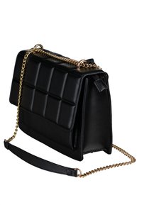 Czarna pikowana skórzana torebka z złotą łańcuszkową rączką i teksturowanymi akcentami, o wyraźnie zdefiniowanym kształcie i zamknięciu na zamek u góry.