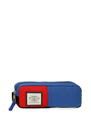 Estuche rectangular de tela con secciones en azul y rojo, cremallera negra y etiqueta blanca que dice "Pepe Jeans Co. LDN Portobello Rd."
