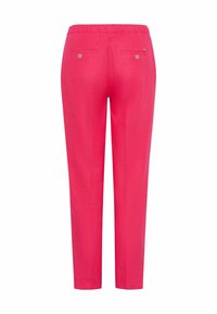 Pantalon rose vif à jambes droites avec taille élastique et deux poches arrière à boutons, vu de dos sur fond blanc.