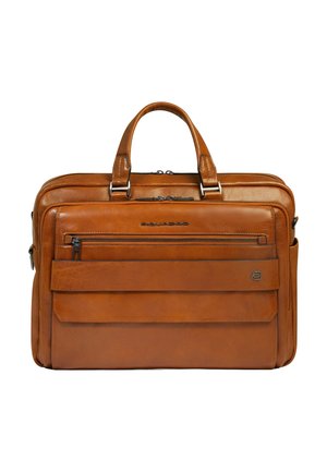 Valigetta in pelle marrone con doppia maniglia, tasca frontale con cerniera e scomparto con patta, progettata per uso professionale.