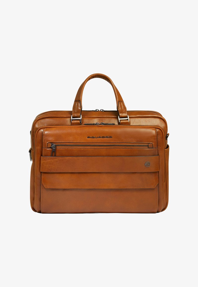 Mallette en cuir marron avec deux poignées, poche avant zippée et compartiment à rabat, conçue pour un usage professionnel.