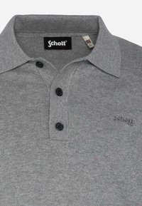 Szara koszulka polo wykonana z dzianiny, z plisą z trzema czarnymi guzikami. Wyszywane logo "Schott" po lewej stronie klatki piersiowej.