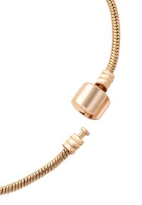 Collana in tono oro caratterizzata da un design flessibile e intrecciato, con un centro cubico e accenti scanalati; finitura metallica liscia su tutta la superficie.
