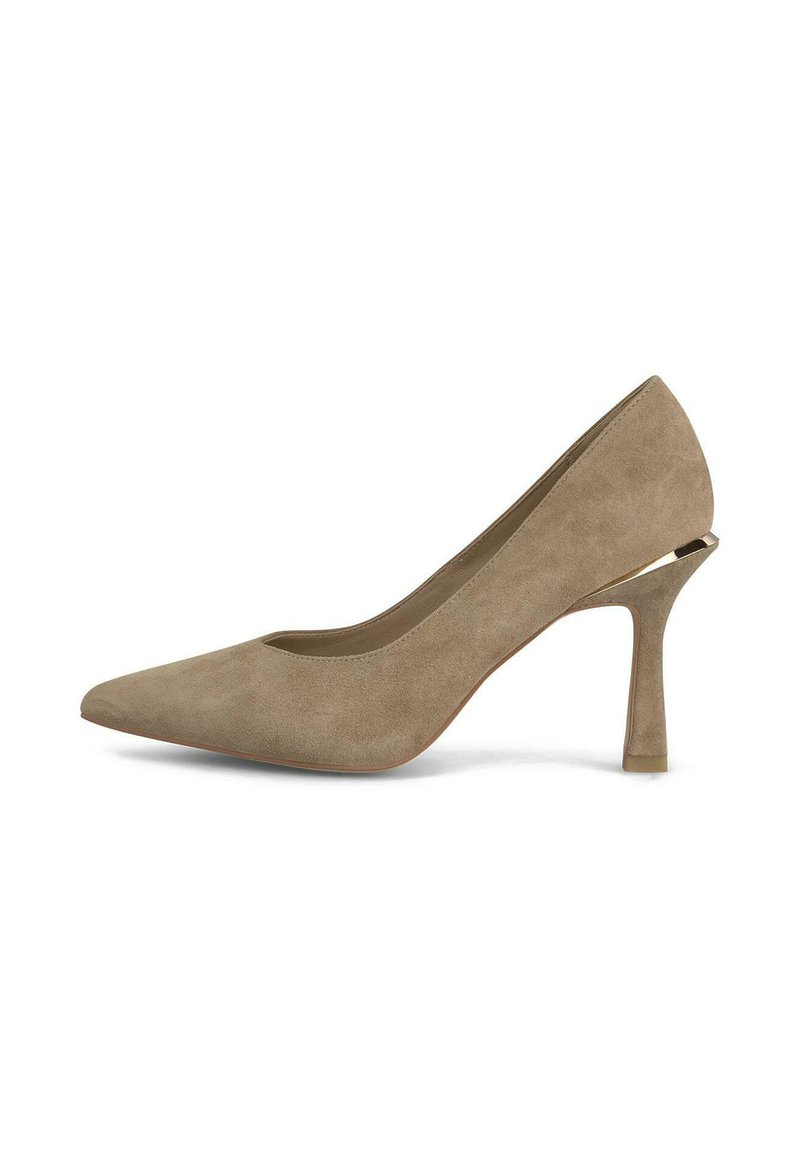 Pump beige in suede con tacco alto e punta affilata, dotato di un tacco geometrico unico. Texture liscia con dettagli di cucitura minimi.
