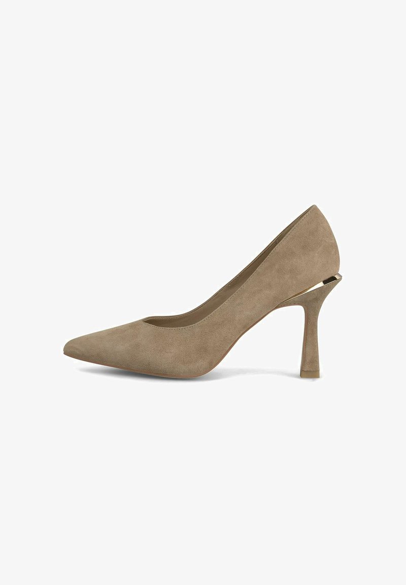Pump beige in suede con tacco alto e punta affilata, dotato di un tacco geometrico unico. Texture liscia con dettagli di cucitura minimi.