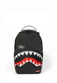 Mochila gris oscuro con un diseño de boca de tiburón negro y rojo que presenta dientes blancos y el texto "SPRAYGROUND SHARK CENTRAL, NY MIDTOWN D61326."