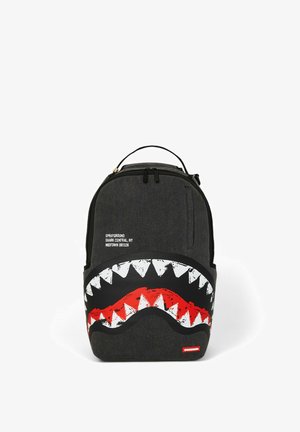 Zaino grigio scuro con design di bocca di squalo nero e rosso che presenta denti bianchi e il testo "SPRAYGROUND SHARK CENTRAL, NY MIDTOWN D61326."