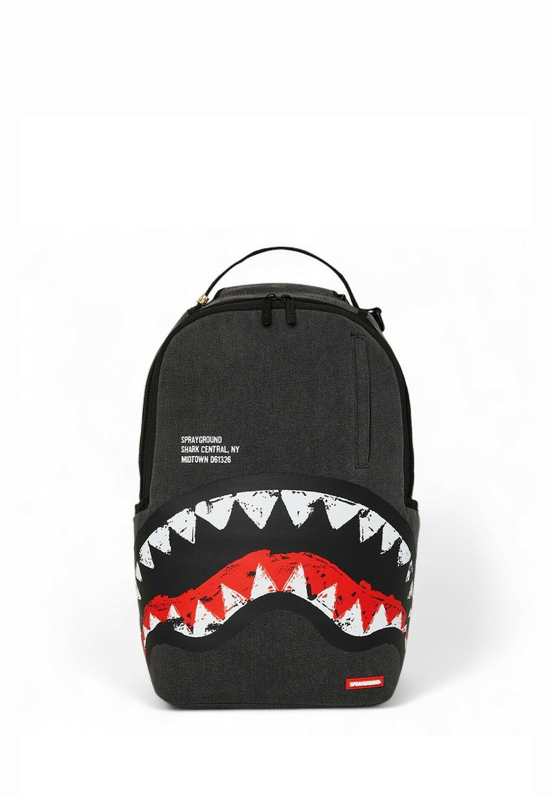 Mochila gris oscuro con un diseño de boca de tiburón negro y rojo que presenta dientes blancos y el texto "SPRAYGROUND SHARK CENTRAL, NY MIDTOWN D61326."