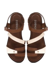 Sandalias de tiras marrones y doradas metálicas con suela plana y hebilla ajustable en el tobillo. Forro interior suave y textura lisa.