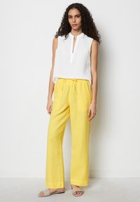 Marc O'Polo PANTS JOGGER STYLE STRAIGHT LEG MEDIUM WAIST DRAWSTRING - Broek - corn yellow