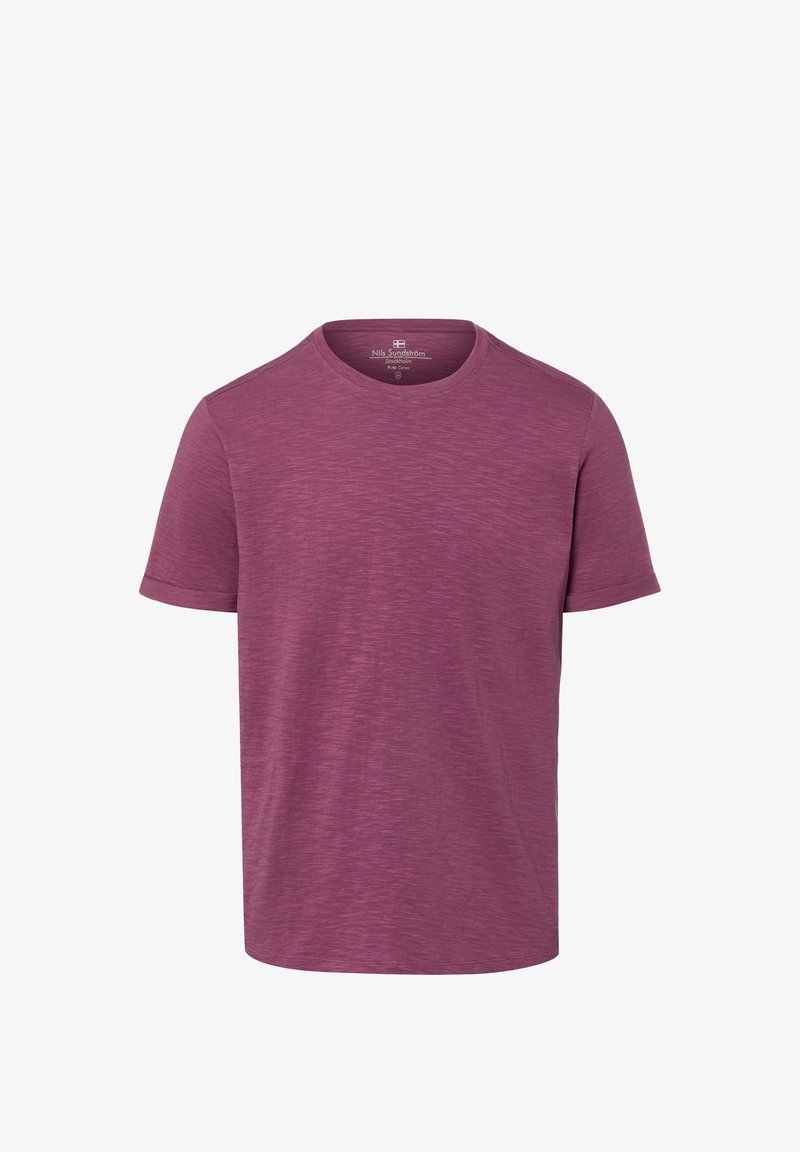 Męski t-shirt z krótkim rękawem i okrągłym dekoltem w melanżowym ciemnoróżowym kolorze, o gładkim wzorze, z widoczną metką marki wewnątrz kołnierza.