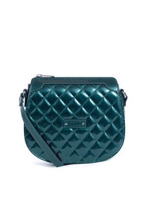 Sac bandoulière matelassé vert foncé avec finition brillante, fond incurvé, fermeture éclair en haut et sangle réglable.