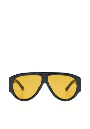 Sorte solbriller med brede stænger og store gule linser vist på en hvid baggrund.