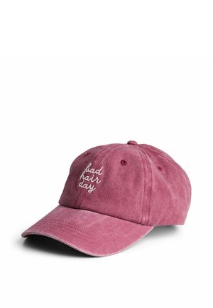 Casquette de baseball rose poussiéreuse avec visière incurvée et texte brodé blanc "bad hair day" à l'avant, sur fond blanc.