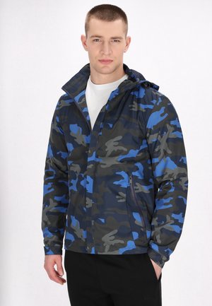 Waterdichte, gevoerde jas in een blauw en grijs camouflagedessin; voorzien van ritszakken en een gladde, lichte stof.