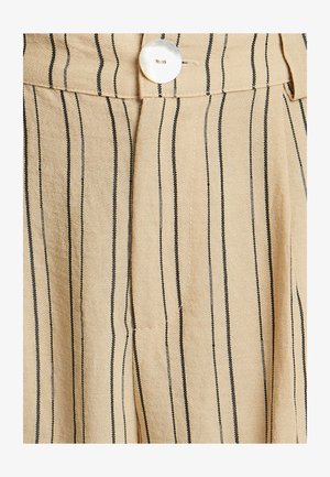 Bežna prugaasta tkanina z ozkimi črnimi črtami, ki vsebuje veliko belo gumbe in nabran obliko. Mehka tekstura in čista obdelava.