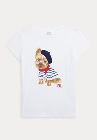 T-shirt bianco in cotone con un Yorkshire terrier ricamato che indossa un berretto blu, una sciarpa rossa e una maglietta a righe, con "RL" in testo rosso.