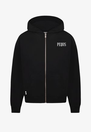 Zwarte hoodie met ritssluiting, een gladde textuur, grote voorzakken en een wit "PEQUS"-logo op de linkerborst. Heeft een capuchon met trekkoord.