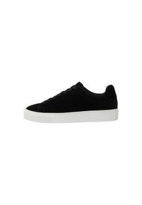 Sneaker in suede nero con punta arrotondata, suola in gomma bianca e lacci piatti. Design minimalista con dettagli di cucitura lungo la suola.