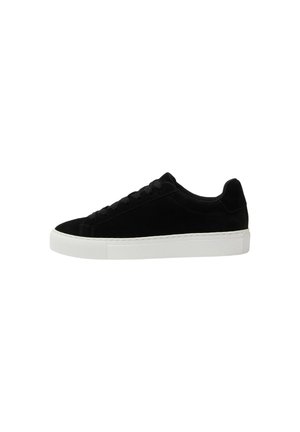 Sneaker in suede nero con punta arrotondata, suola in gomma bianca e lacci piatti. Design minimalista con dettagli di cucitura lungo la suola.