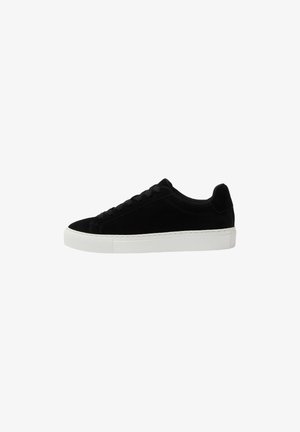 Sneaker in suede nero con punta arrotondata, suola in gomma bianca e lacci piatti. Design minimalista con dettagli di cucitura lungo la suola.
