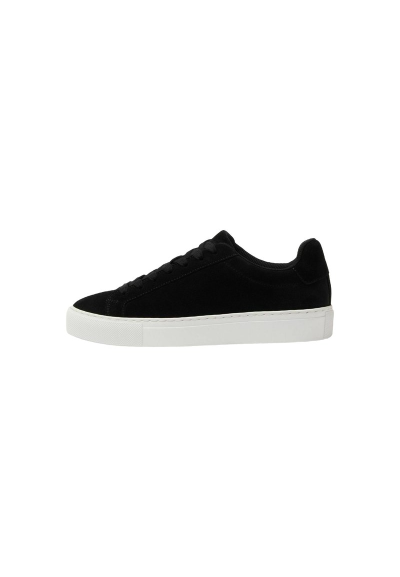 Sneaker in suede nero con punta arrotondata, suola in gomma bianca e lacci piatti. Design minimalista con dettagli di cucitura lungo la suola.