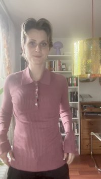 Roza rebrasta dolga majica s ovratnikom in zapenjanjem na gumbe. Pristajala zasnova, teksturirana tkanina in razširjeni mansetami.