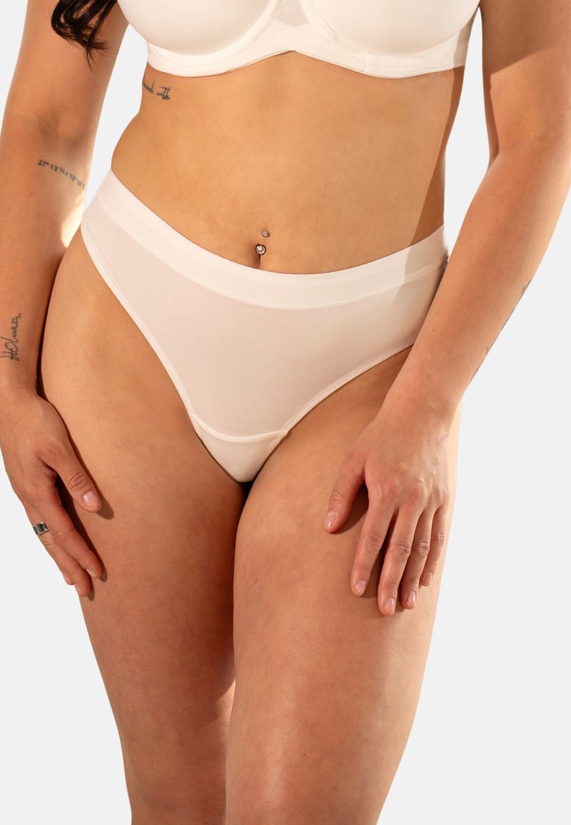 Weiße Unterwäsche aus Baumwollmischung mit hoher Taille, die über eine glatte Textur, einen elastischen Bund und minimale Nahtdetails verfügt.