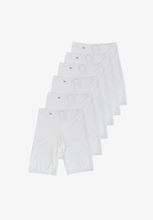 Sei paia di biancheria intima bianca da donna, lunghezza ginocchio, con rifiniture in pizzo, disposte in una fila ordinata e sovrapposta su uno sfondo bianco.