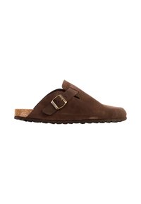 Sabot en daim marron à enfiler avec une bride réglable à boucle et une semelle texturée, vu de côté sur un fond blanc.