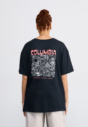 Svart oversized t-skjorte med en hvit fjellgrafikk og "COLUMBIA" i rosa på ryggen, korte ermer og en avslappet passform.