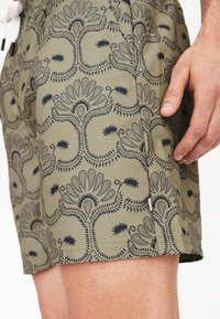 Olivově zelené plavkové šortky s námořnickým květinovým vzorem, s rovný cut a postranní kapsou, vyrobené z lehkého a hladkého materiálu.