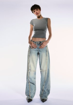 Bershka LOW WAIST WITH FRINGING  - Baggy Jeans - light blue denim