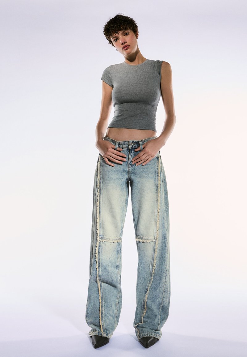 Bershka LOW WAIST WITH FRINGING  - Baggy džíny - light blue denim