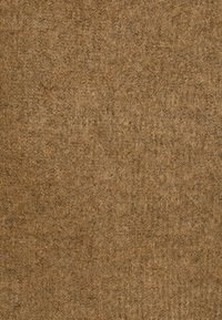 Brązowy tkany materiał o szorstkiej teksturze, z jednorodnym wzorem. Kolor jest ciepły i ziemisty, odpowiedni do różnych zastosowań.