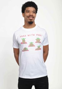 Star Wars STAR WARS: CLASSIC YOGA WITH YODA UNISEX - Triko s potiskem - white