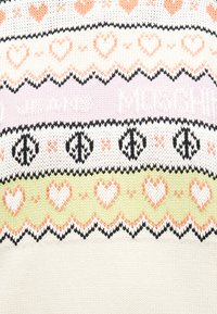 Πλεκτό ύφασμα με μοτίβα από πορτοκαλί καρδιές, μαύρα γεωμετρικά σχήματα και ριγέ σε παστέλ πράσινο και ροζ, με αχνό κείμενο "JEANS MOSCHINO".