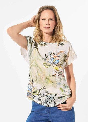 Korte mouwen bloemenblouse van lichte stof, met een mix van kleurrijke bloempatronen, groene accenten en een ronde halslijn.