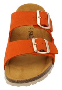 Sandalo in suede arancione con due ampie cinghie e fibbie metalliche su una soletta morbida e sagomata. Presenta una suola spessa di colore chiaro.
