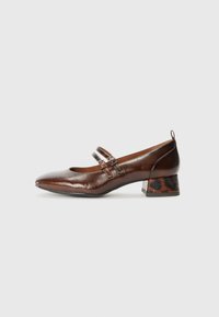 Braune Leder-Mary-Jane-Schuhe mit abgerundeter Zehe, zwei Riemen und einem niedrigen Blockabsatz, der mit einem Leopardenmuster akzentuiert ist.