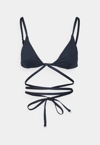 Top de bikini triangular azul marinho com tiras finas ajustáveis e um design em cruz. Apresenta um fecho metálico no centro e textura de tecido suave.