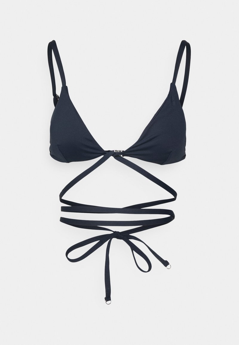 Top de bikini triangular azul marinho com tiras finas ajustáveis e um design em cruz. Apresenta um fecho metálico no centro e textura de tecido suave.