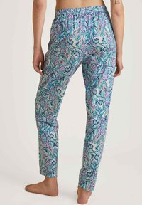 Lichte, kleurrijke pyjamabroek met een blauw, groen en roze paisleypatroon. Ontworpen met een elastische tailleband en een recht model.