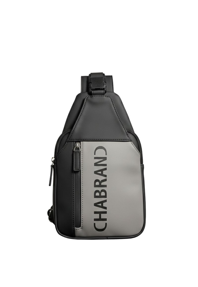 Bolso bandolera en negro y gris, hecho de material sintético. Cuenta con compartimentos con cremallera, correa ajustable y letras llamativas "CHABRAND".