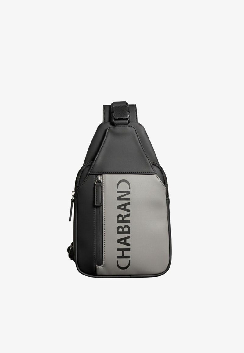 Bolso bandolera en negro y gris, hecho de material sintético. Cuenta con compartimentos con cremallera, correa ajustable y letras llamativas "CHABRAND".