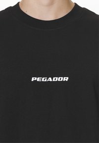 Pegador COLNE LOGO TEE - Apdrukāts T-krekls - black