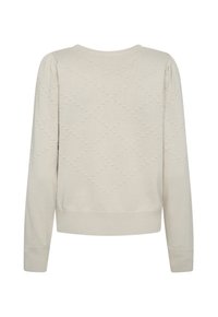 Krämfärgad långärmad tröja med texturerat diamantmönster, ribbade ärmslut och nederkant, samt något rynkad axeldetalj.