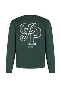 Donkergroene langemouwen shirt met groot wit omlijnd "PP" logo en kleine "Pure Path" tekst gecentreerd op de achterkant.