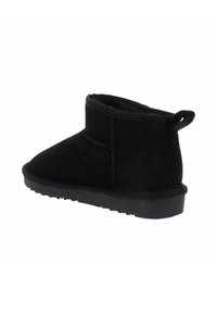 Stivale alla caviglia in suede nero con suola in gomma piatta, punta arrotondata e linguetta sul tallone. Interno foderato con materiale morbido.